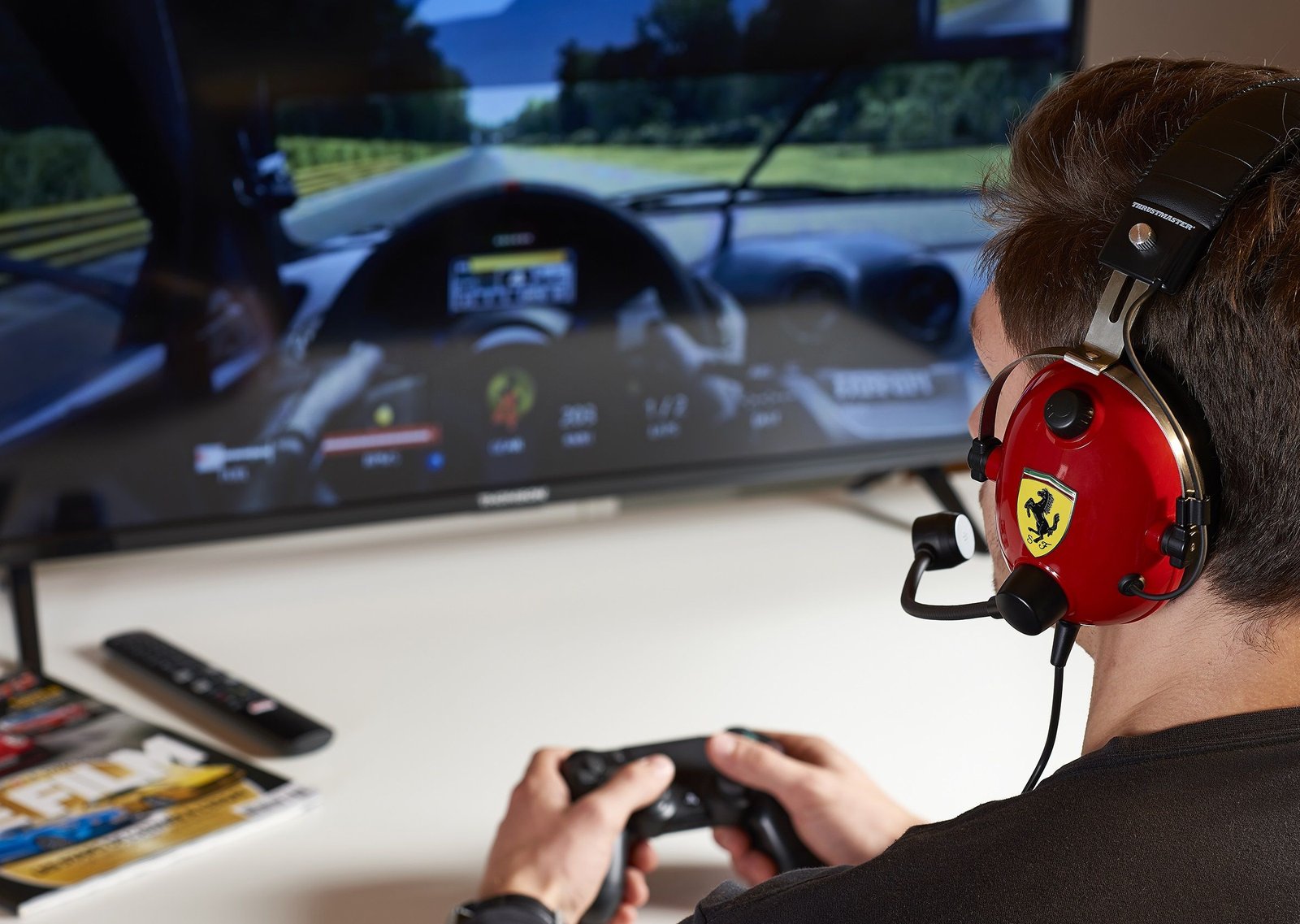 Thrustmaster lanza sus primeros auriculares edición Scuderia Ferrari